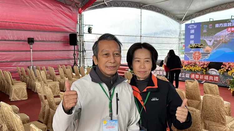 張建昌夫妻對於新橋能在2年多時間蓋好並用高標準興建，相當肯定。林泊志攝