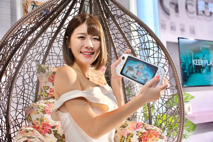 Logitech G CLOUD雲端遊戲掌機十分輕巧。陳志淵