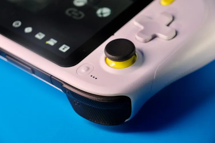 手柄、搖桿與按鈕的位置上經過精心設計，更符合人體工學設計。陳志淵攝