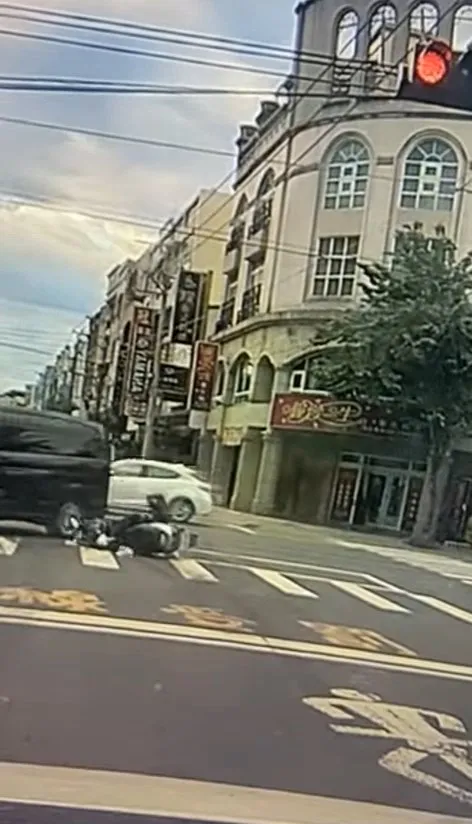 機車騎士被黑色廂型車撞得人仰馬翻。翻攝自臉書「爆料公社」