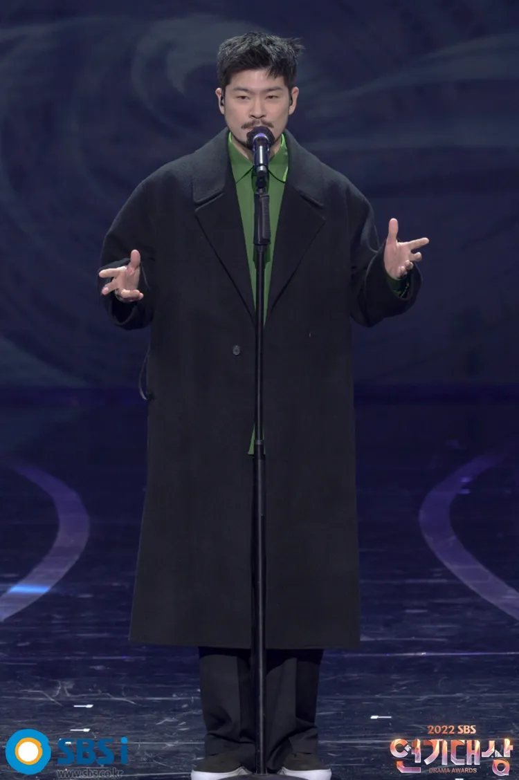 張基河站在台下演唱《我不羨慕》。翻攝SBS