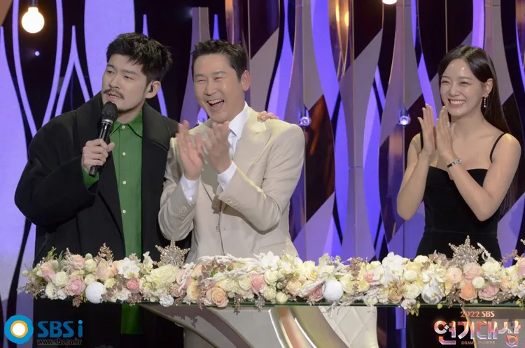 張基河（左起）擔任嘉賓，歌曲非常應景，申東燁、金世正拍手大笑。翻攝SBS