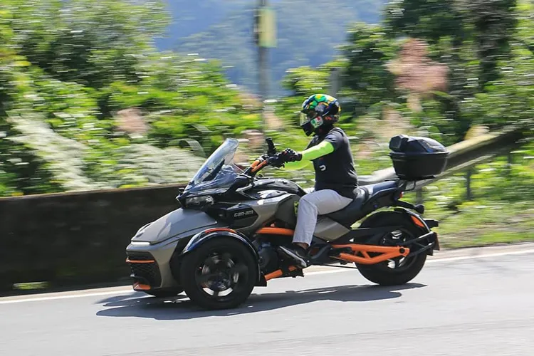 也有車主分享自己騎乘的帥照，讓網友超級羨慕。引自《Costco好市多 商品經驗老實說》