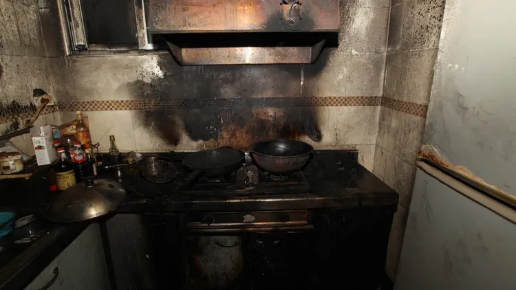 消防人員提醒，油鍋起火僅需蓋上鍋蓋、關閉爐火即可。花蓮縣消防局提供