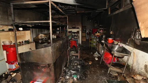 炊事不慎油鍋自燃 錯誤示範!廚師竟灑水灌救燒光廚房