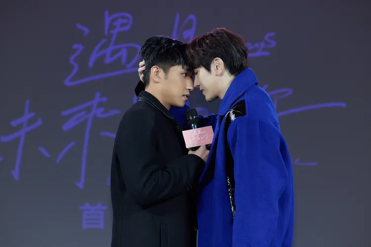 徐韜(左)、陳璽安還原劇中超撩「摸頭殺」。LINE TV提供