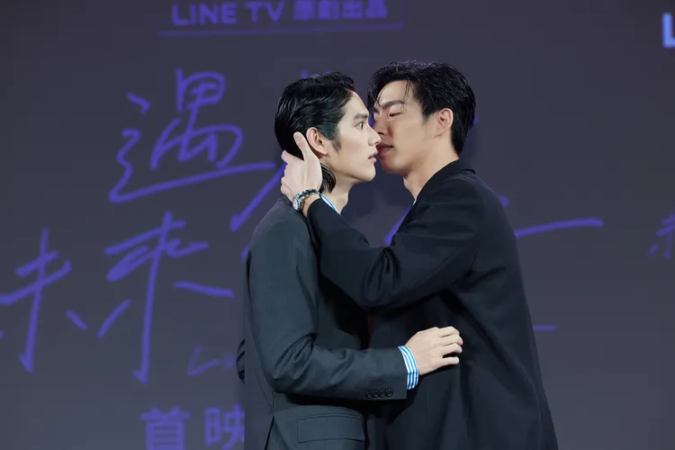 張碩航(左)、王肇緯還原劇中曖昧橋段。LINE TV提供