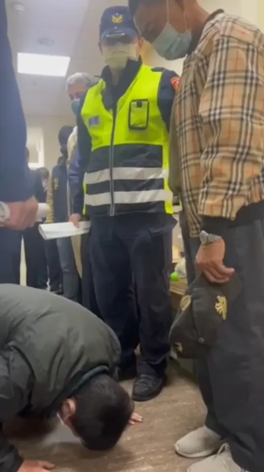 陳姓司機下跪磕頭道歉。周庭慶攝