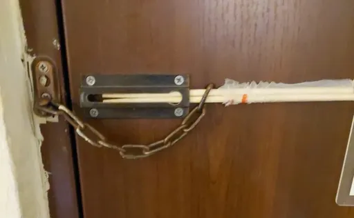 這溫泉飯店絕了!免洗筷當門栓 還有多隻小強夜伴房客