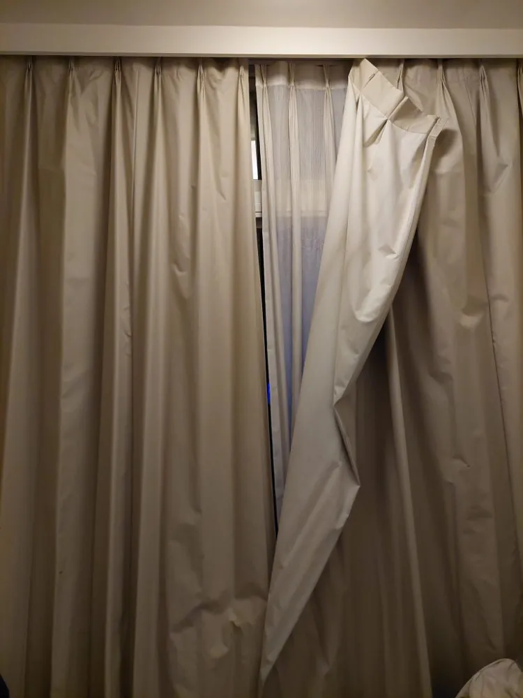 窗簾其中一邊損壞，無法完整拉起。翻攝《爆料公社》