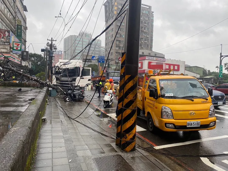 由於撞擊力道強大猛烈，使得電線桿倒塌，連電線也被扯斷。翻攝畫面