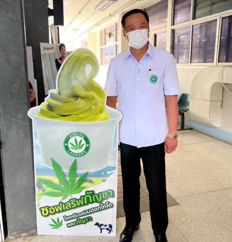 泰國副總理兼衛生部長阿努廷與「北海道大麻牛奶冰淇淋」看板合影。翻攝facebook/Anutin Charnvirakul