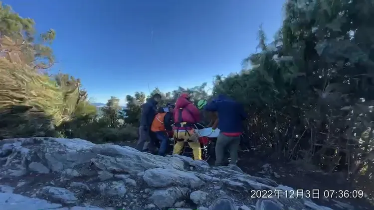 救護人員準備將林男吊掛。屏縣消防局提供