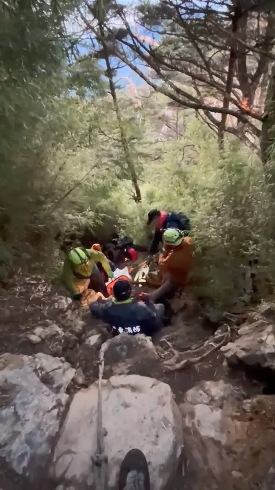 救護人力將林男的遺體包裝後，扛送上北大武三角點。屏縣消防局提供