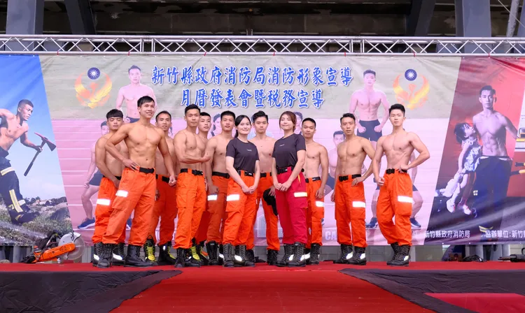 2023年消防形象宣導月曆以「與消防員一起運動」為主題，展現消防猛男與女力。新竹縣消防局提供