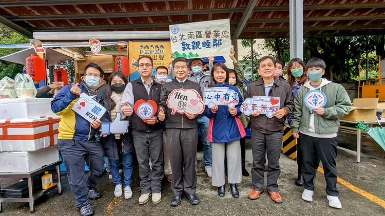 台電與新巨輪服務協會合作，將行動餐車開進台電文山區配電中心邀請同仁認購餐點並樂捐。台電提供
