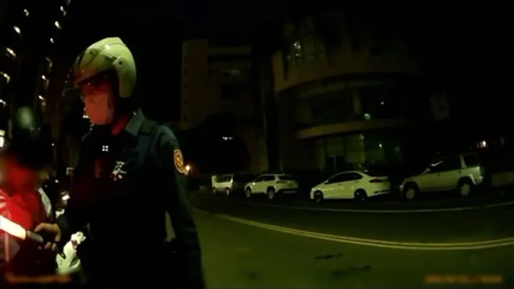 警方以酒精檢知器初步檢測李男有酒精反應。讀者提供