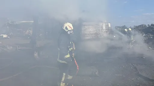 八里資源回收廠挖土機起火 警消馳援灌救滅火