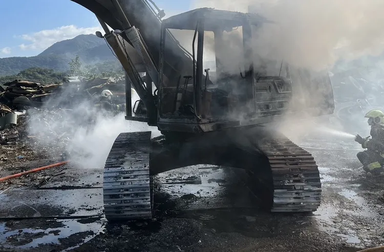 起火的挖土機整輛遭焚毀。新北市消防局提供