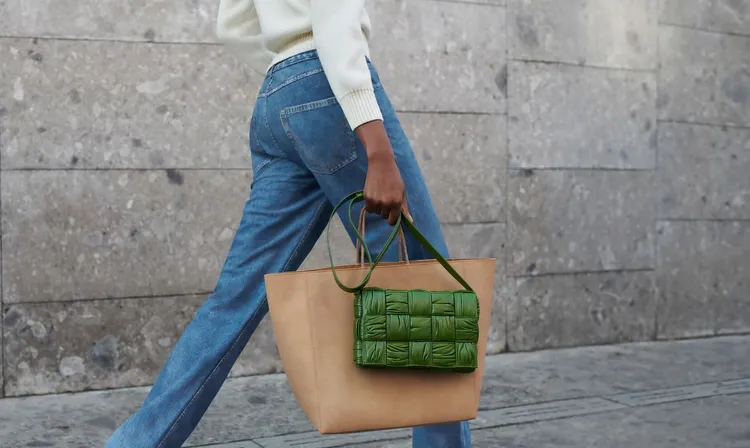 BOTTEGA VENETA於2023早春系列中，將經典的皮革編織工藝加入抓皺處理，營造出煥然一新的形象。品牌提供