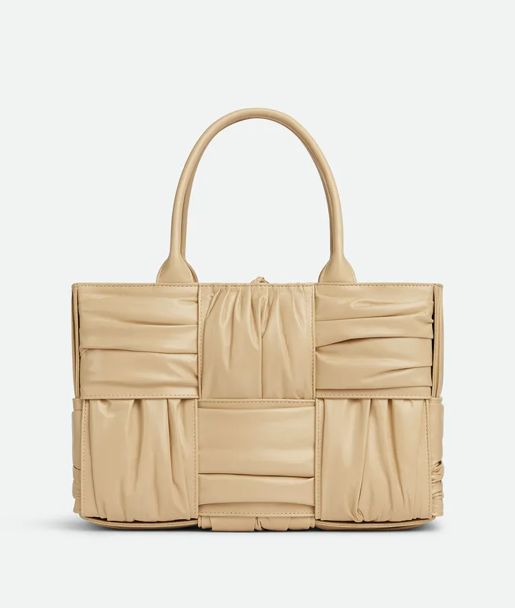 燕麥米Arco皮革抓皺托特包，13萬8000元。品牌提供