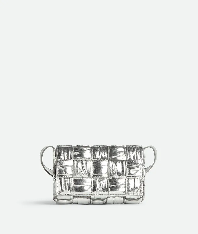 聖誕限定銀色Cassette皮革抓皺肩背包，10萬3400元。品牌提供