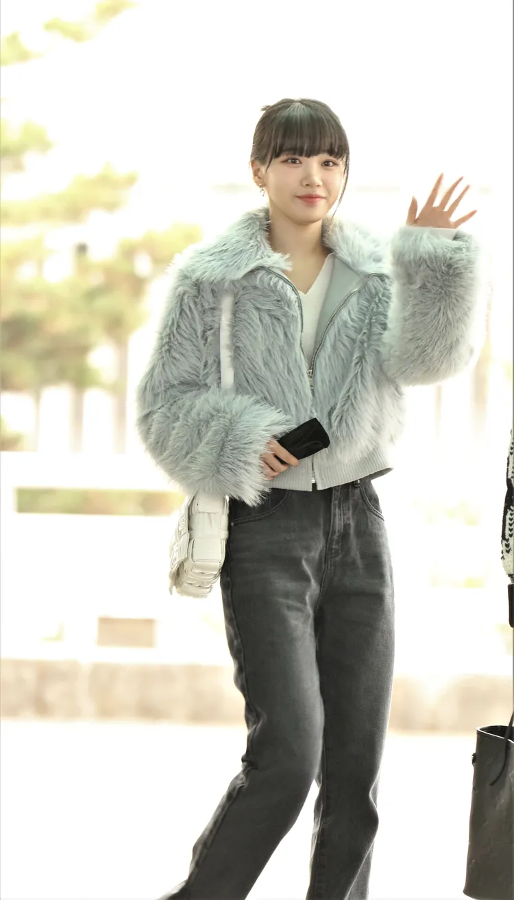 韓國女團LE SSERAFIM隊長金采源背上白色抓皺Cassette包，格外青春洋溢。品牌提供