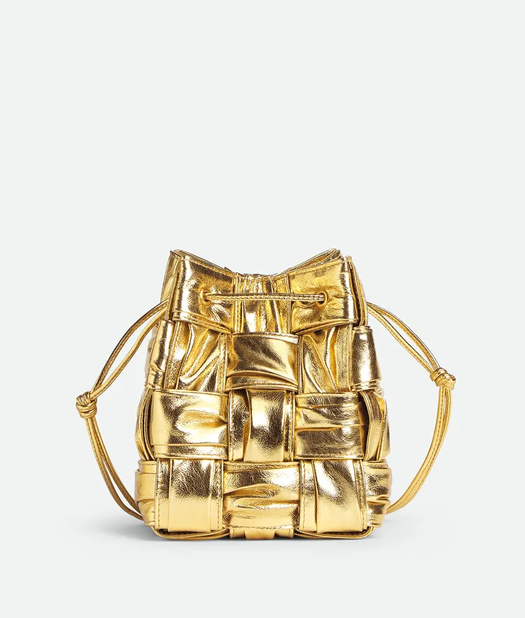 聖誕限定金色皮革抓皺水桶包，9萬5400元。品牌提供