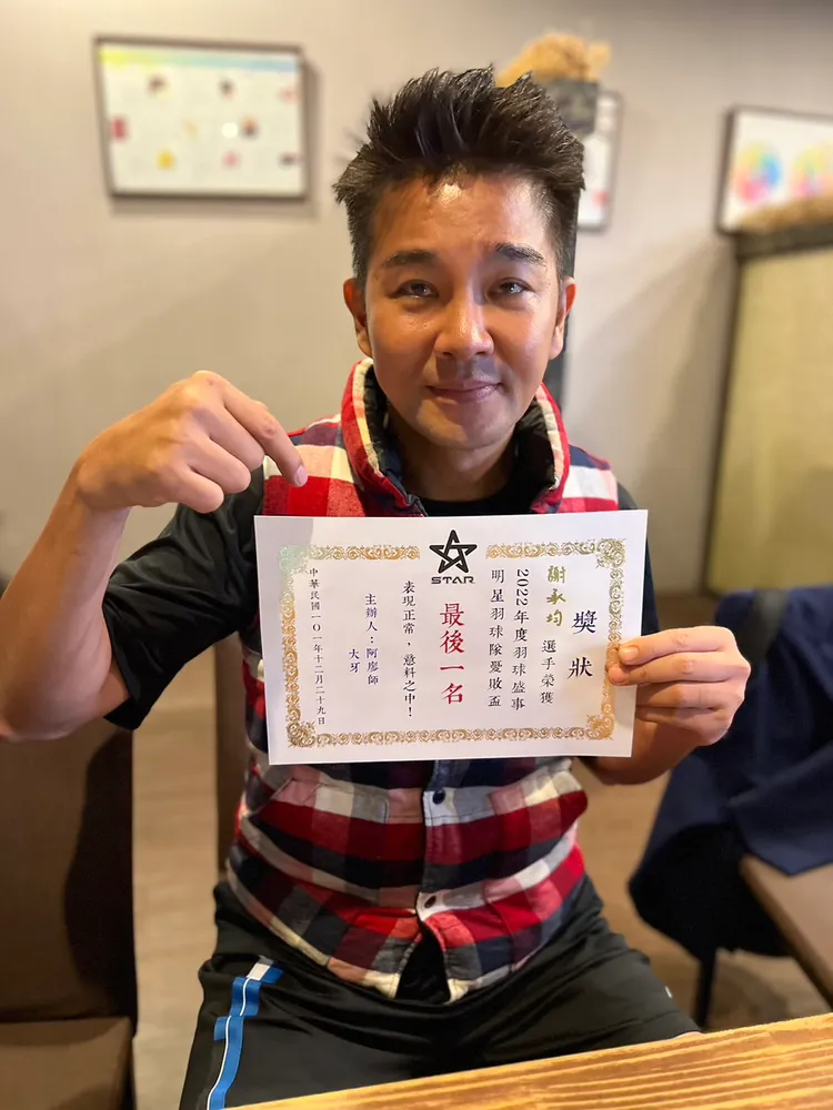 仔仔拿到「最後一名」獎狀表情無奈。趙大智攝