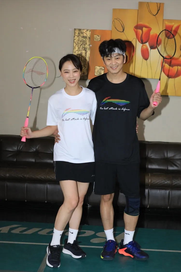 張書偉（右）和勇兔分手仍一塊打球。莊宗達攝