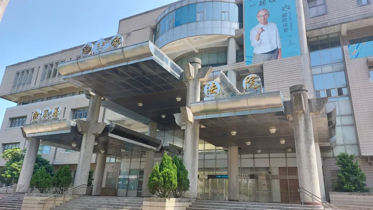 劉姓超商店員拿手機偷拍少女裸照，事後還傳給群組友人觀看。資料相片