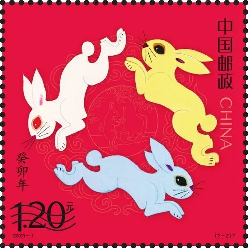 「同圓共生」描繪三隻兔子圍繞廣寒宮玉兔搗藥側影奔跑。翻攝中國郵政博物館官網