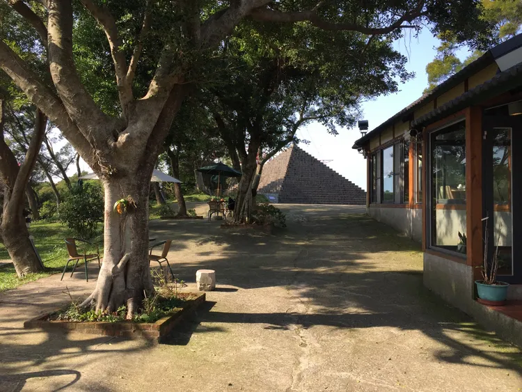 珍珠嶺人文廚房隱身在美麗華高爾夫球場大門正對面小徑的餐廳。林口區公所提供