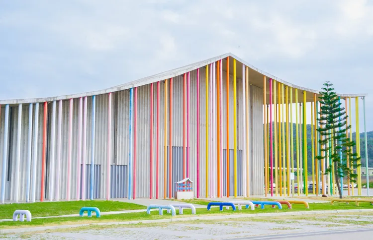 來自西班牙建築師設計的下福里民活動中心在建築設計理念上與洪福宮相互呼應。林口區公所提供