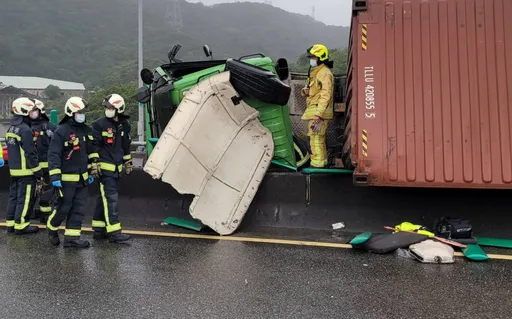 基隆港聯外道路貨櫃車翻覆　全線封閉！駕駛無生命跡象送醫搶救