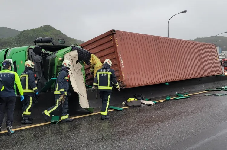 受困駕駛救出時已無生命跡象。翻攝畫面