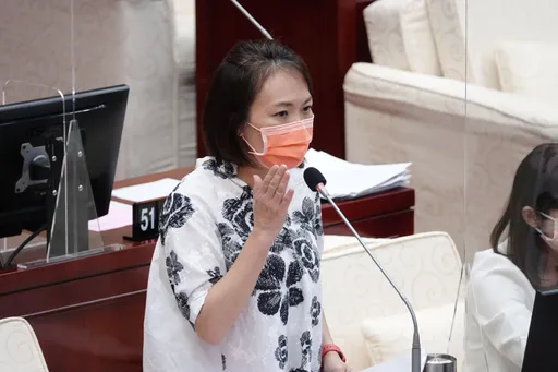 林奕華2月才上任 綠營猛酸「腳踏兩條船」!小霸王全都要