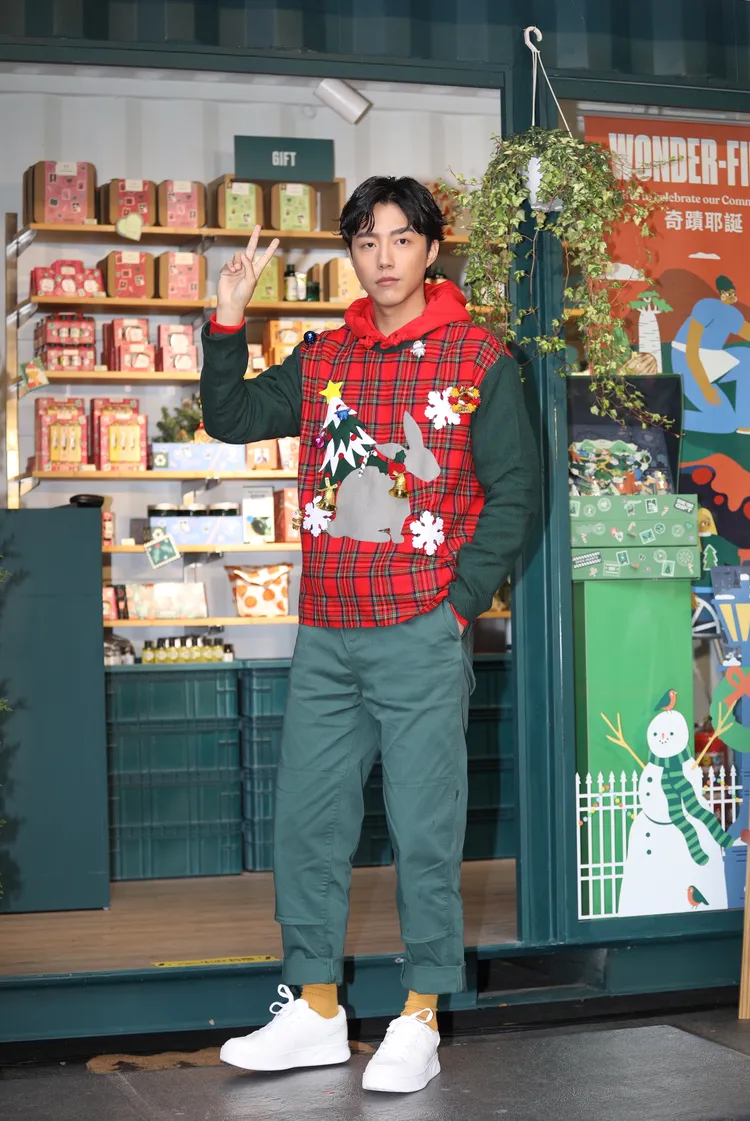 蔡凡熙曾收到竹掃把和畚箕的禮物，搭捷運引來不少人側目。陳明中攝