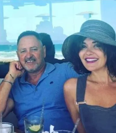 緁德（右）毫無戒心的與繼父合照。翻攝Facebook/ Jade Janks