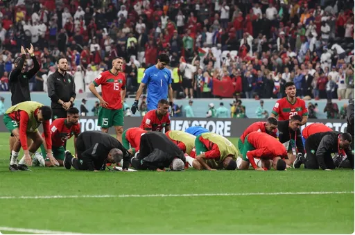 世界盃|向球迷下跪道歉或道謝 別鬧了!摩洛哥球員感謝真主