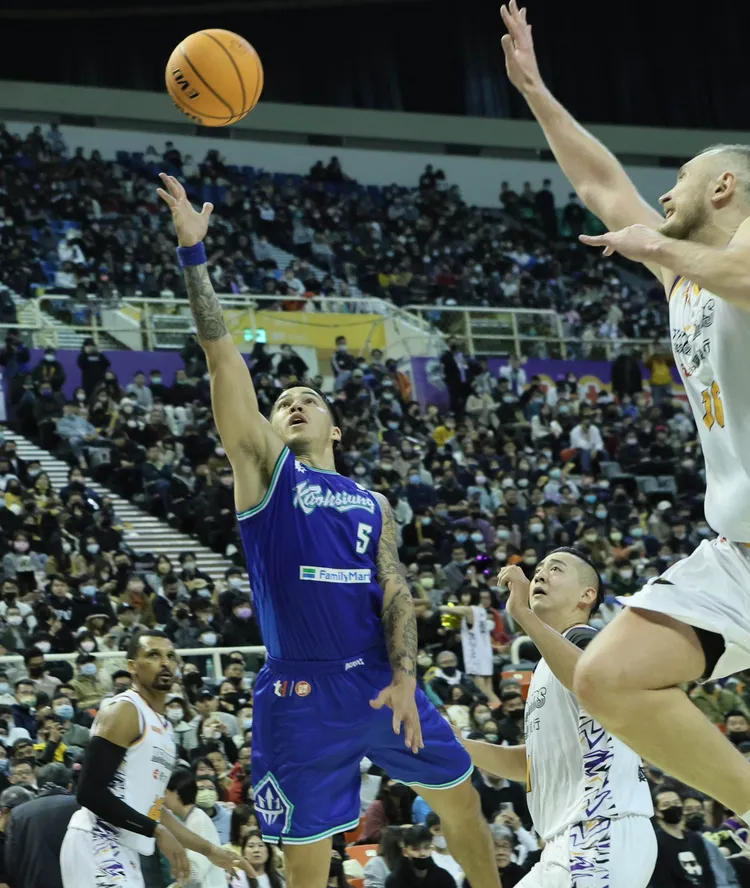 布銳克曼（左）表現搶眼。鄭孟晃攝