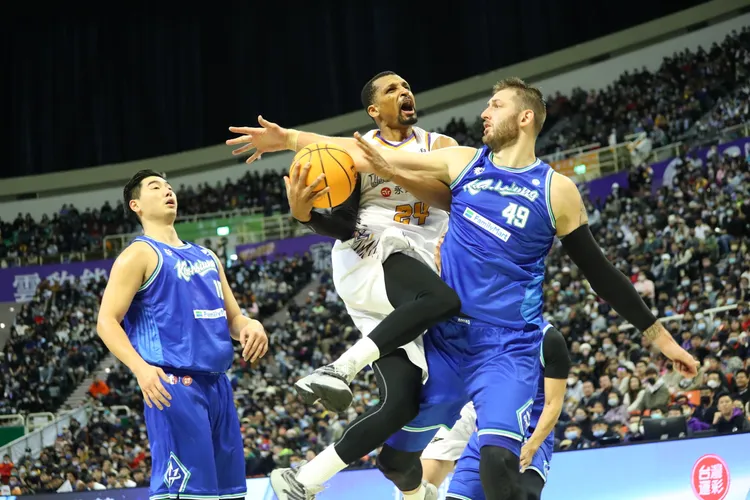 艾夫伯（中）攻下全場最高的31分。鄭孟晃攝