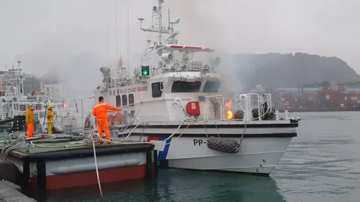 驚！基隆港海巡署巡邏艇突竄火　警消馳援射水搶救