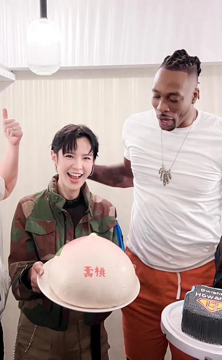 魔獸（右）對壽桃蛋糕很好奇。翻攝蔚葒縈IG