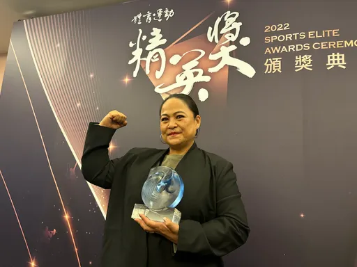 「楊太太」有福了！楊勇緯媽媽代領精英獎　對兒子交女友她這樣說