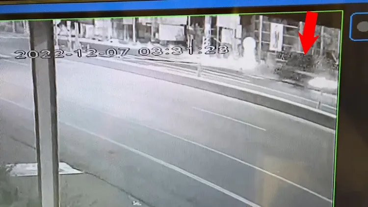 監視器紀錄下路旁燈光亮起，工程車出現畫面右上角，快速直撞電線杆。民眾提供