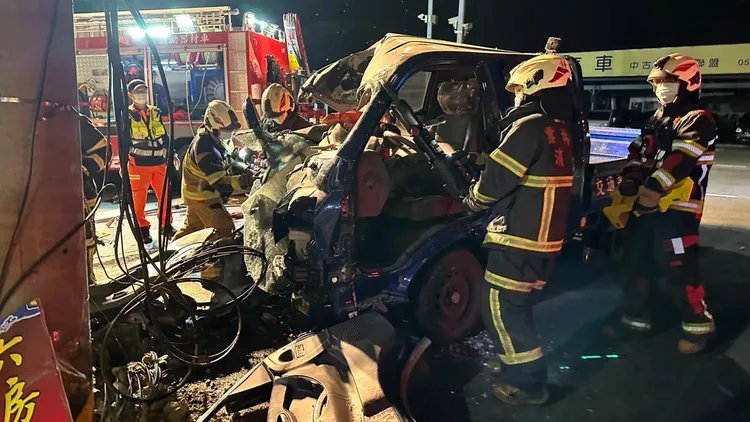 工程車自撞電線杆毀損嚴重，釀車上駕駛及乘客重傷受困。民眾提供