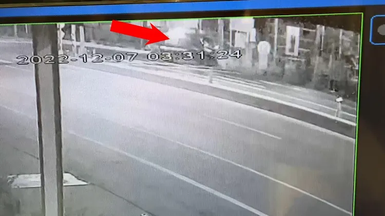 撞擊力道猛烈，工程車整車向左猛擺90度，讓後面趕來救援的人一度誤判車行方向。民眾提供