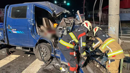 有片|對著電杆撞上去車身打橫!雲林工程車頭變形 2工人受困重傷