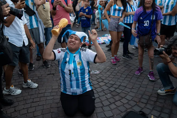 布宜諾斯艾利斯街頭雜耍藝人也穿上藍白條紋球衣替阿根廷隊助陣。美聯社
